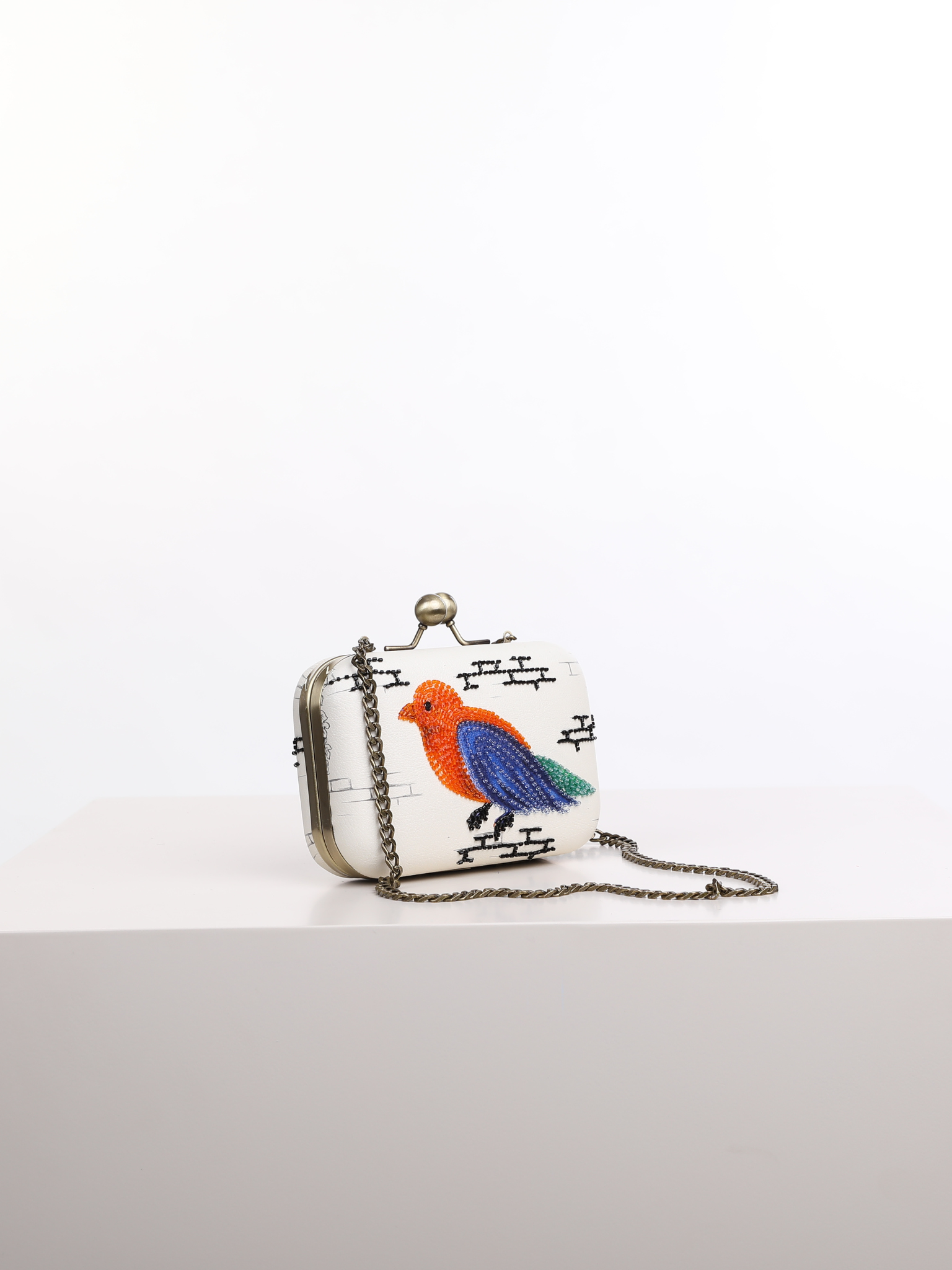 HerPorte-Freedom Embroidered White Minaudière